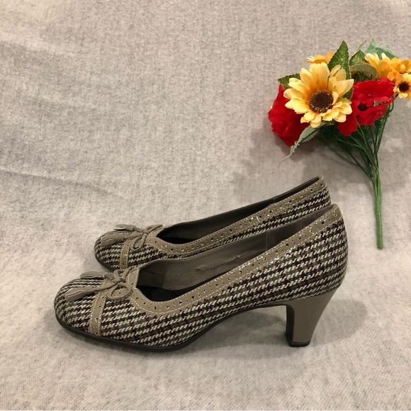 NWOT - Plaid Houndstooth Tweed Heeled Pumps with Gray Patent Trim & Tassel - Picture 5 of 16